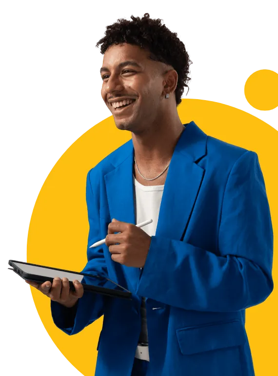 Profissional sorrindo segurando um tablet